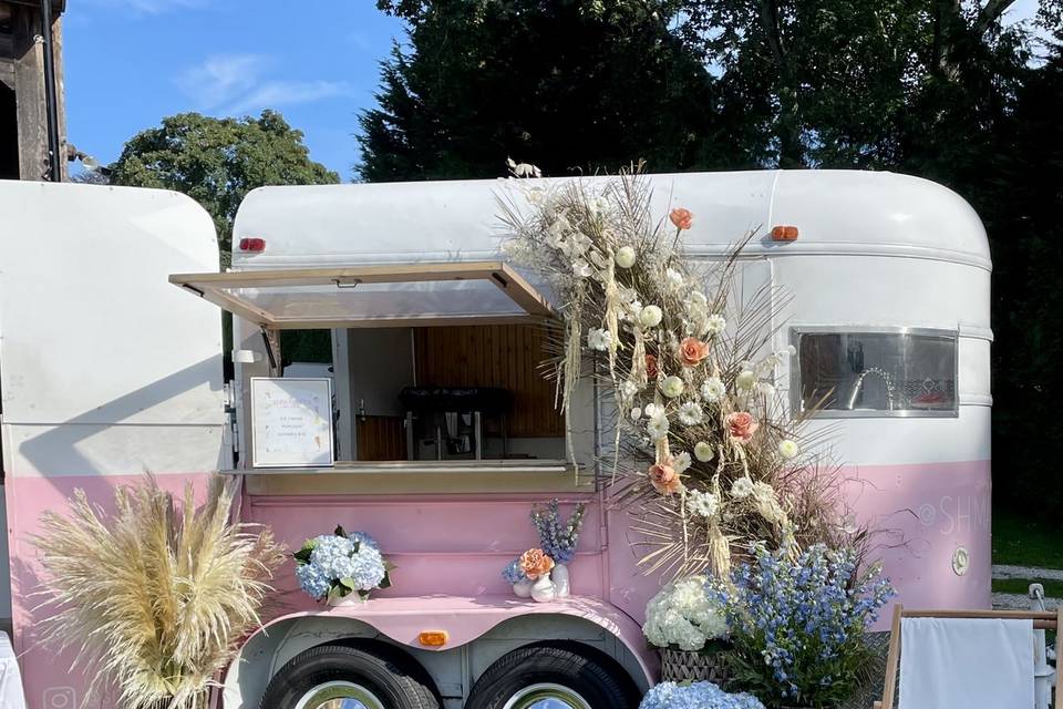 Food truck floral install