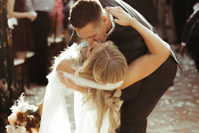 Stunning Bride and Groom kiss