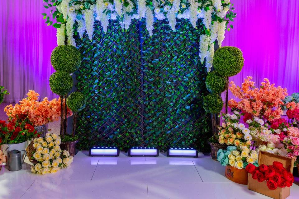 Green Trellis Floral Wall