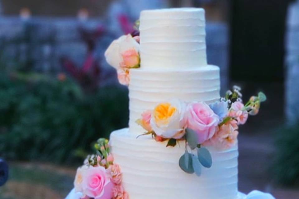 Messy cake with fresh flowers