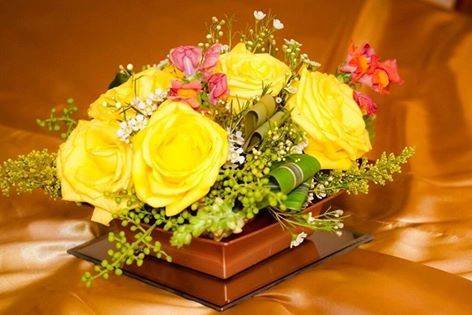 Yellow rose arrangement
