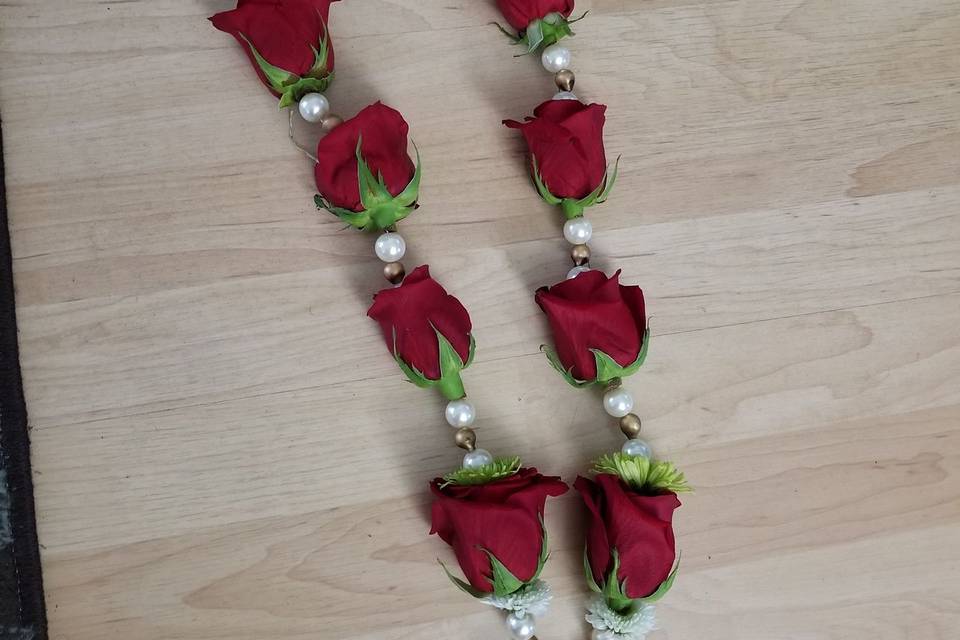 Chain of red roses
