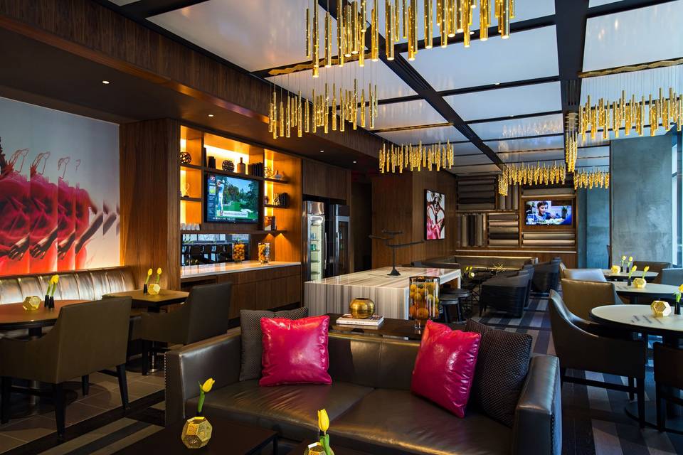 Discover our savvy and locally-inspired Club Lounge.