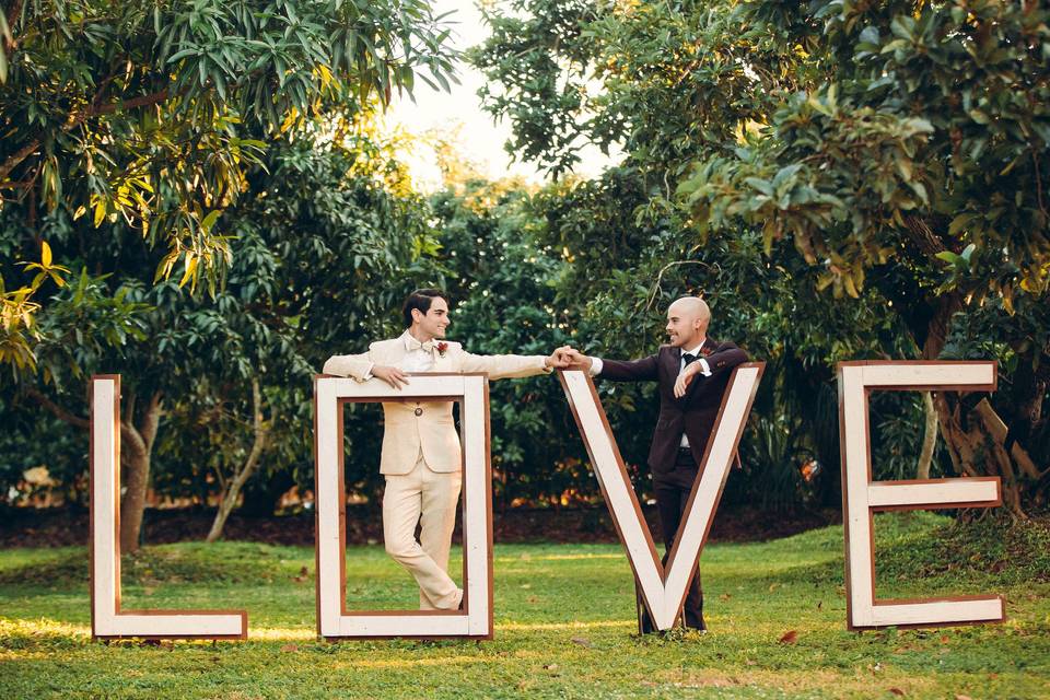 Modern wedding elegance