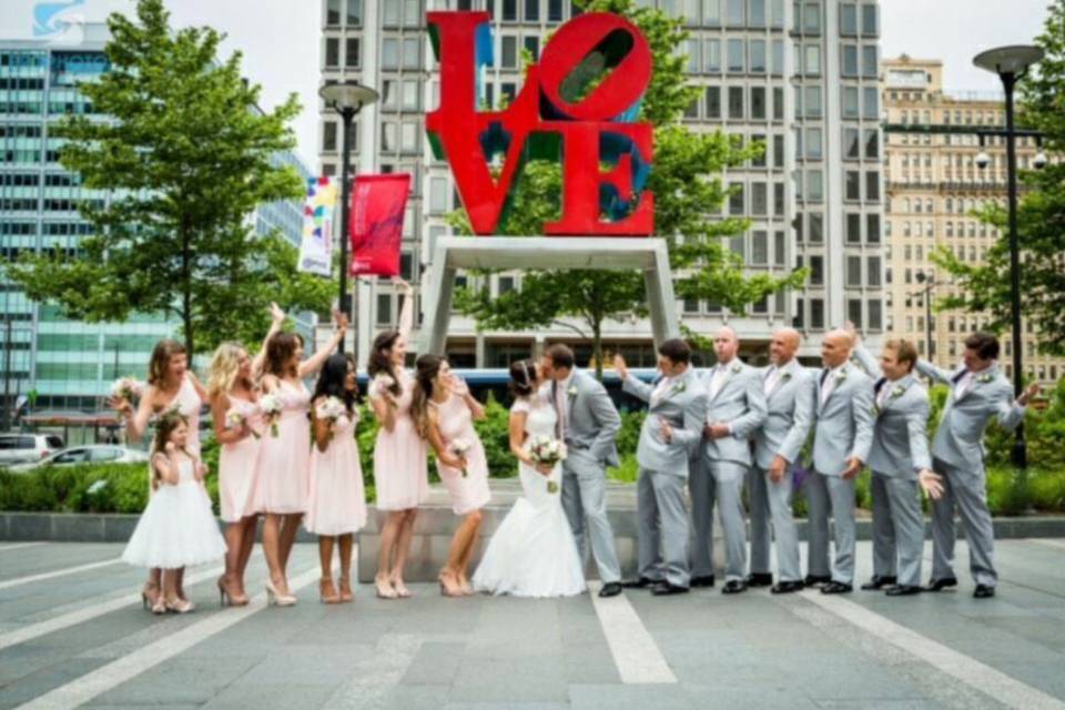 Couple with bridesmaids and groomsmen