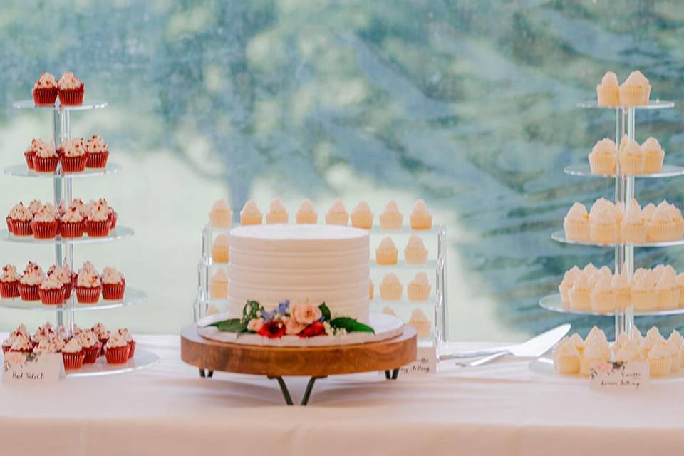 Elegant wedding cake display