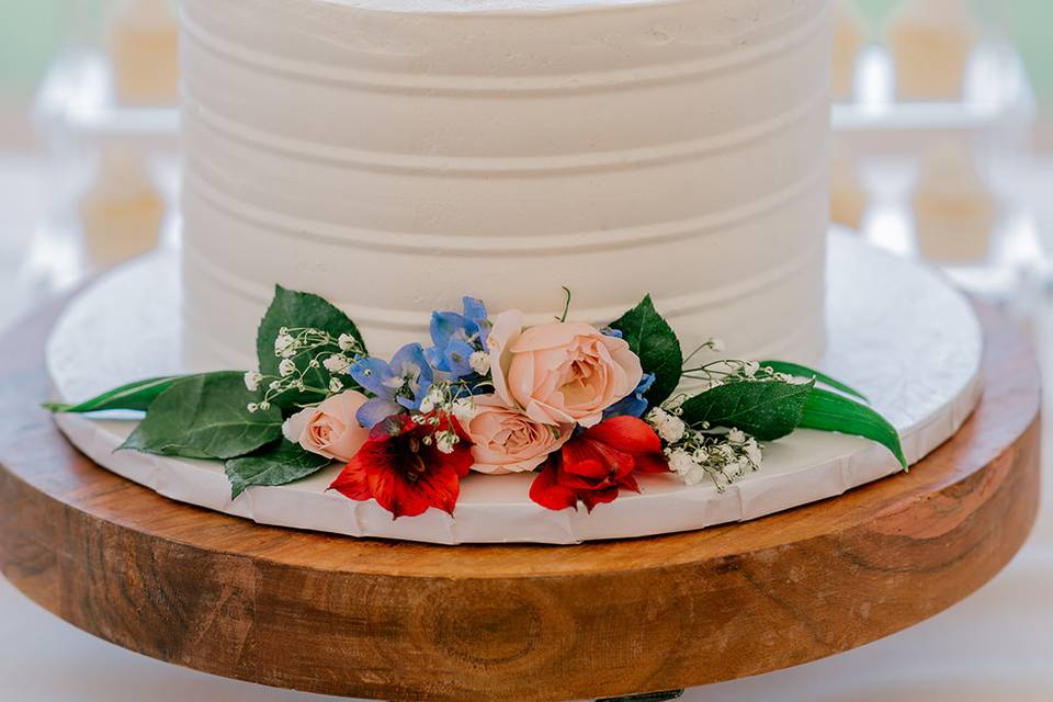 Elegant cake with florals