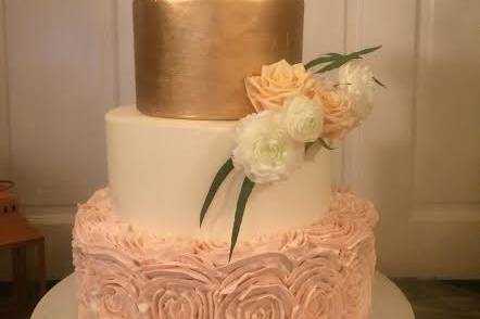 4-tier wedding cake with gold layer