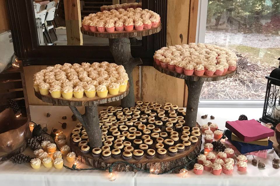 Log stand for mini cupcakes