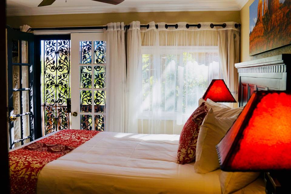 Lantern Light Inn Room