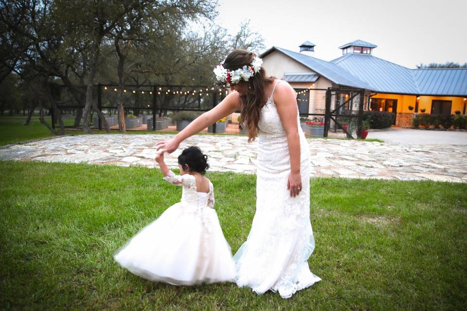 Bride & Flower Girl Dancin'