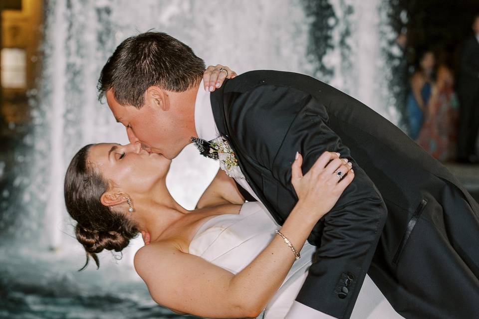 Fountain kiss
