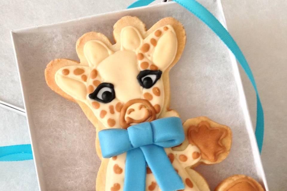 Celebrate your new baby boy with custom baby shower favors.  How cute is this baby giraffe cookie?