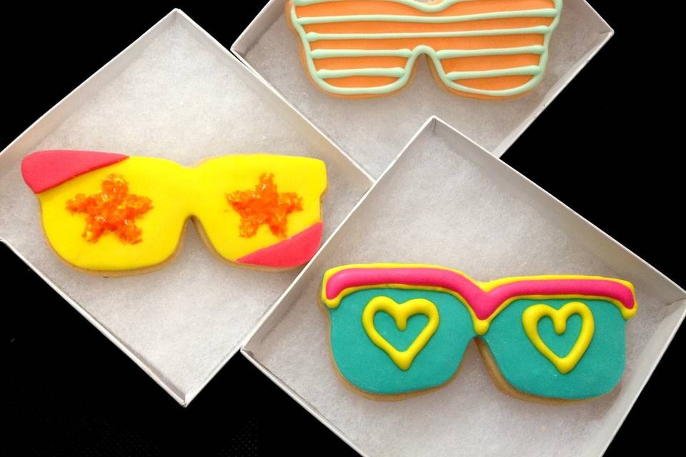 Stunna shade cookies for our cool cats.  These sunglasses are perfect for summer picnics and pool parties!