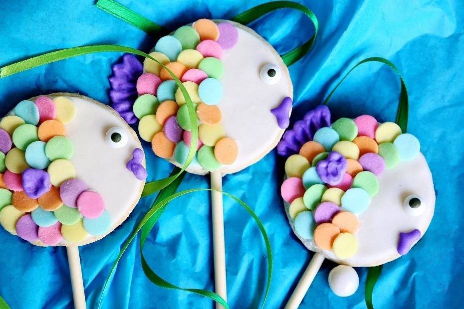 Fishie cookie pops!  Add a pop of color to your next event with these fun fish cookie favors!