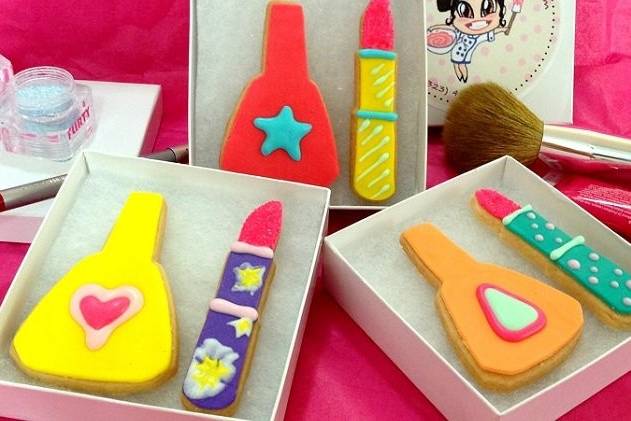 Lipstick and nail polish cookie sets for our stylish girls!