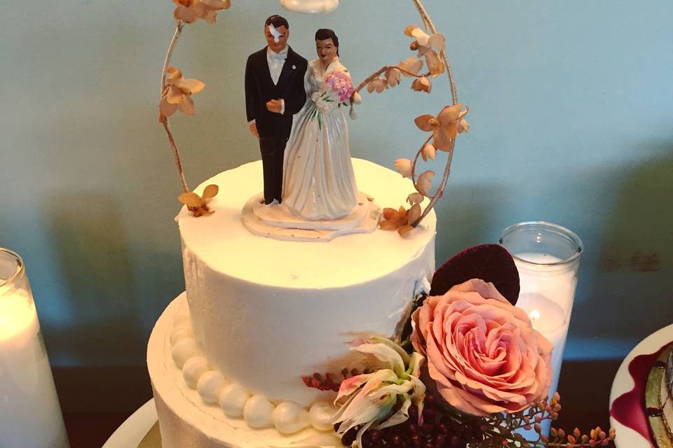 Wedding cake with newlywed figurines