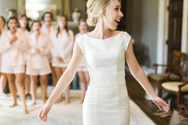 Bride and bridesmaids in the suite