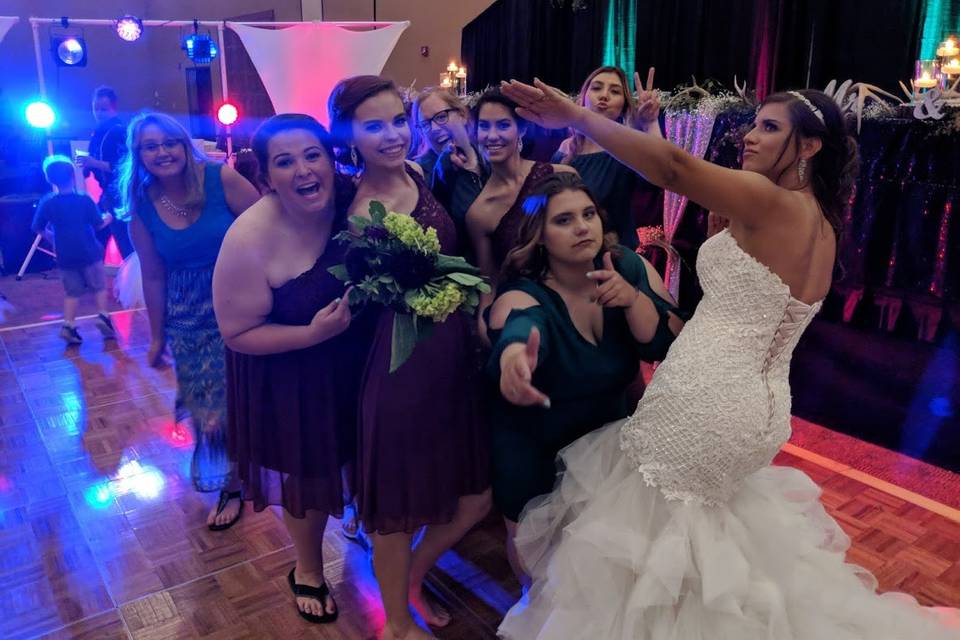 BOUQUET TOSS!