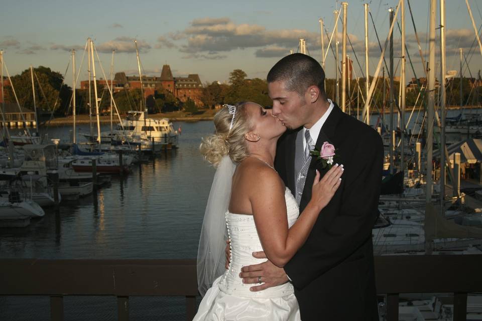 Couple kiss Annapolis, MD