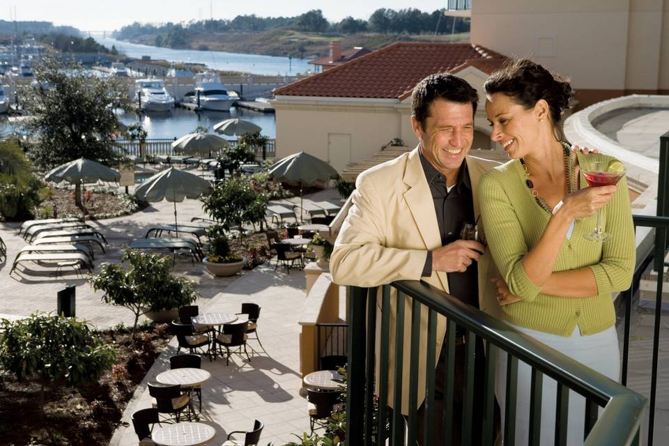 All accommodations offer a terrace with scenic views of the marina, golf course or waterway.