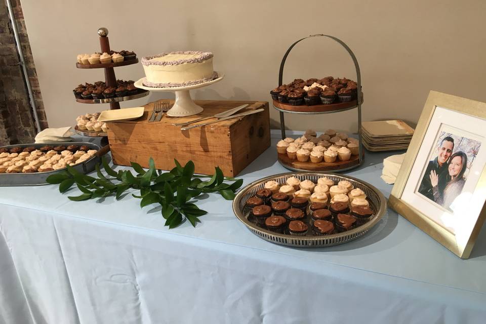 Mini cupcakes and ceremony cake