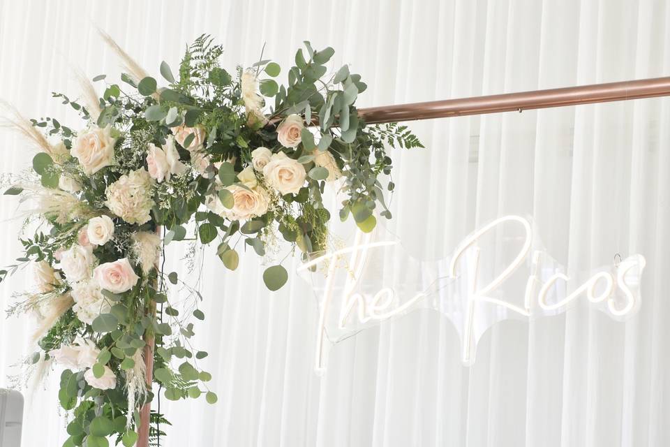 Sweetheart table arch detail