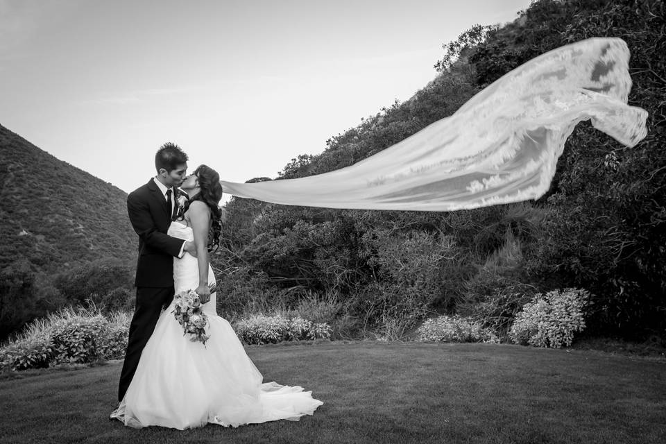 Veil toss with a kiss