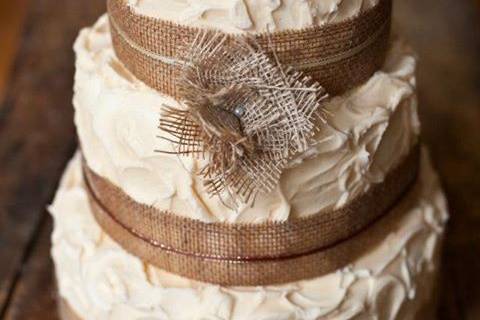 Classic gold detail wedding cake