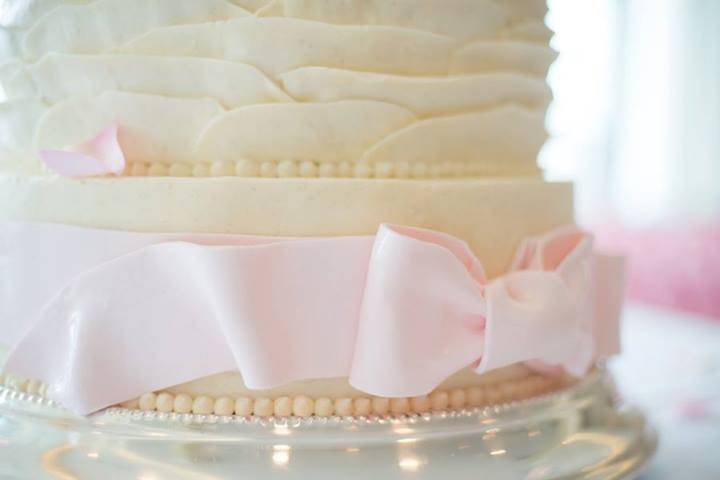 Bow detail on cake