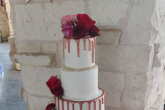 Classy Wedding Cake!!! . . #cake #cakes #weddingcake #weddingcakes  #engagementcake #engagementcakes #love #couplegoals #couple #cakeart… |  Instagram