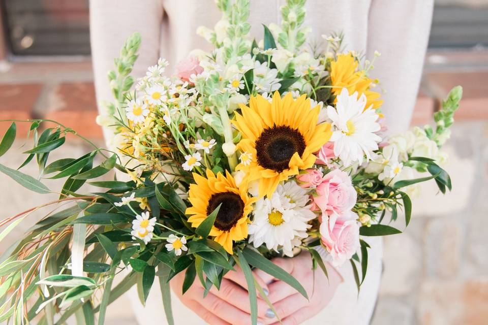 The Photo & Flower Girl