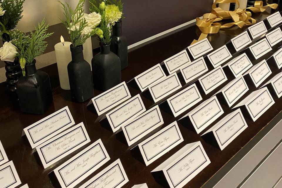 Elegant escort card table