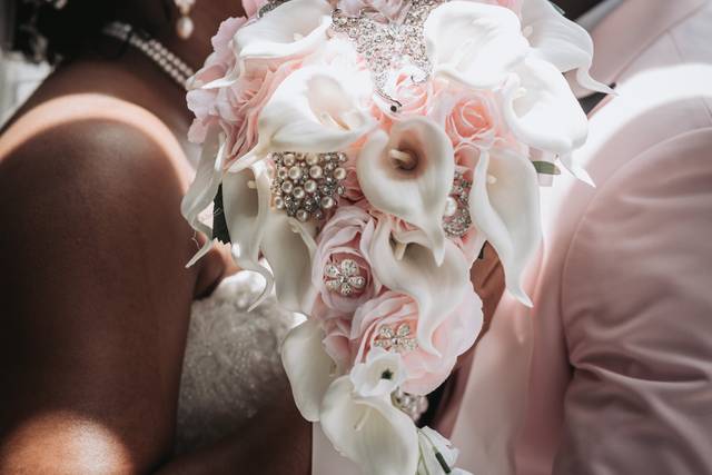 Kiss behind the bouquet