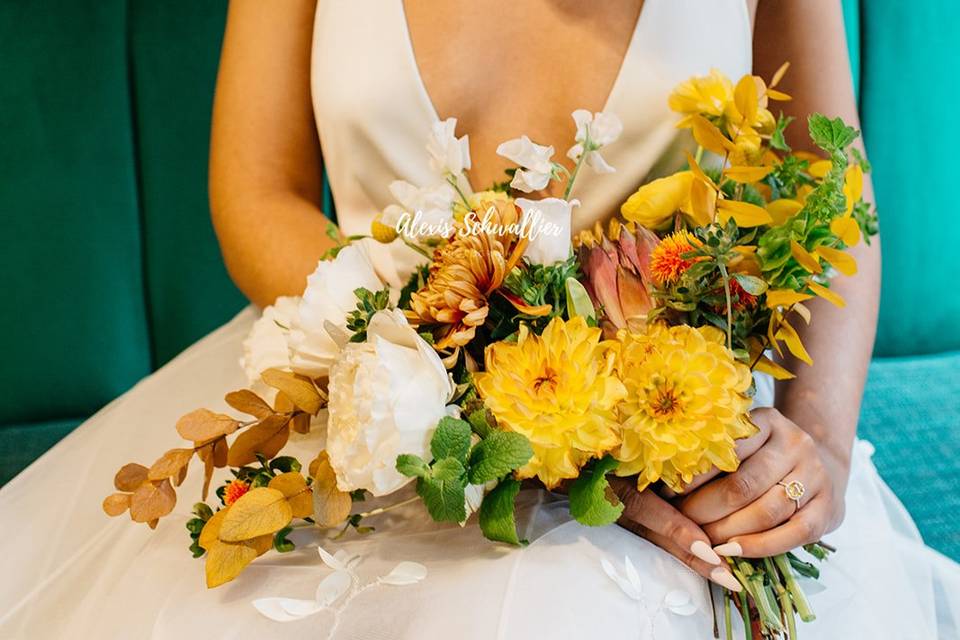 Bride with her bouquet | Photo: Alexis Schwallier