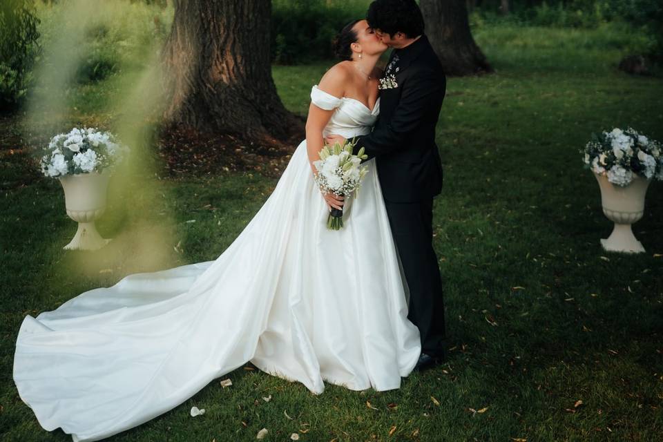 Wedding portrait under willow