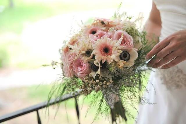 Bouquet of pink and white flowers