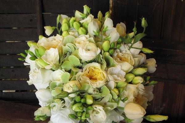 red, peach and orange wedding flowers