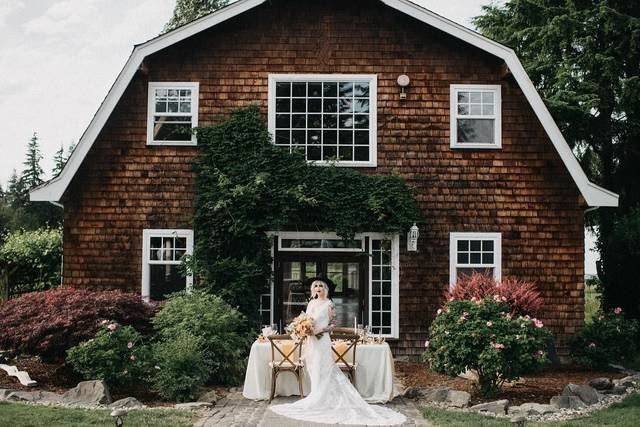 Bride posing at head table | Photo by Clementine's Photography