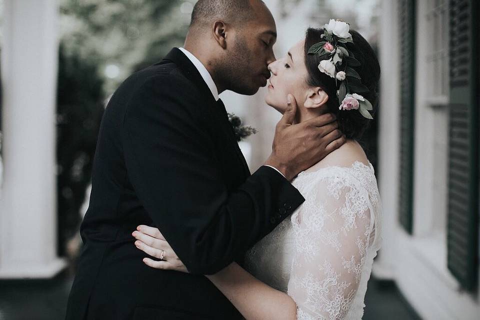 Newly weds sharing a kiss | Photo by Sullivan & Sullivan