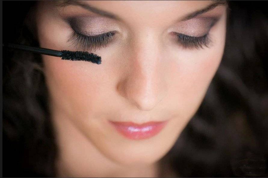 Long lashes and smokey eyes with pink lip