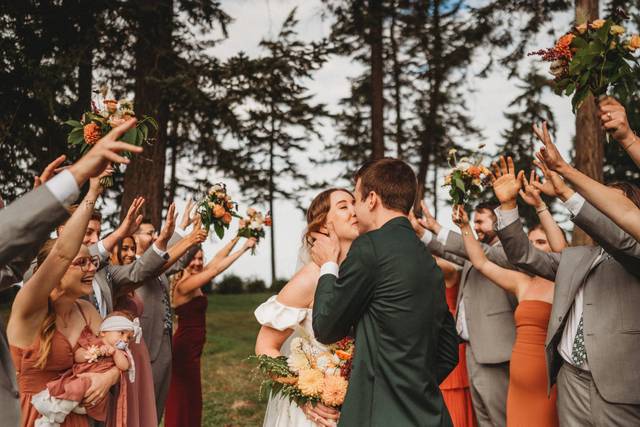 Wedding party kiss