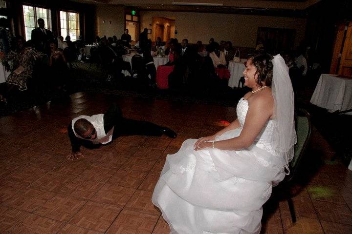 One handed push ups by groom