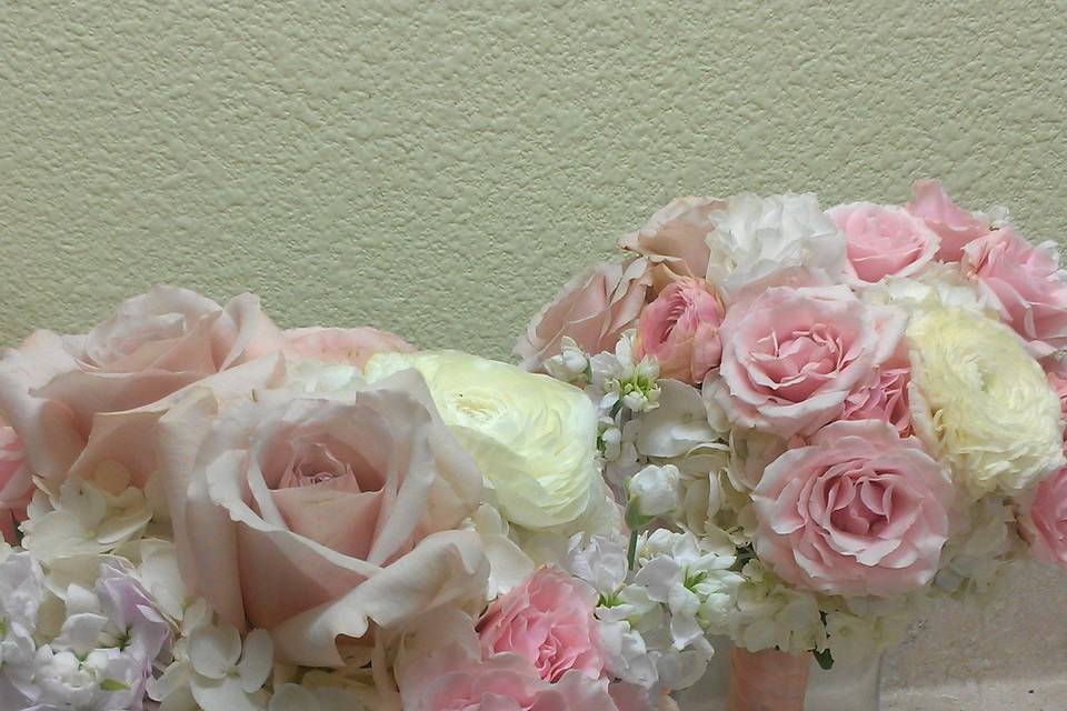 White and pink flower arrangement