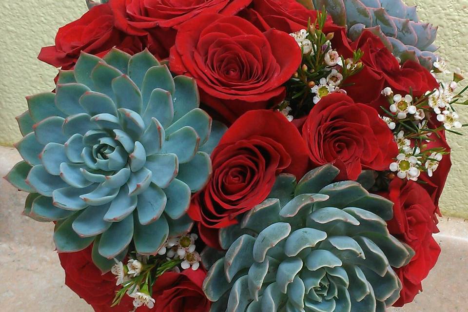 Succulents and red roses flower arrangement