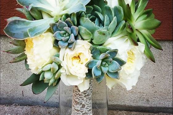 Succulent and roses bouquet