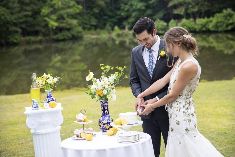 Cutting cake