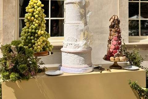 Isomalt Leaves on a Tall Cake