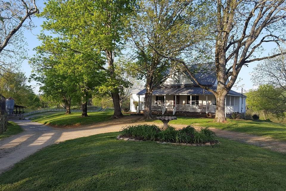 Beautiful, remodeled farmhouse for the bride and bridesmaids to spend