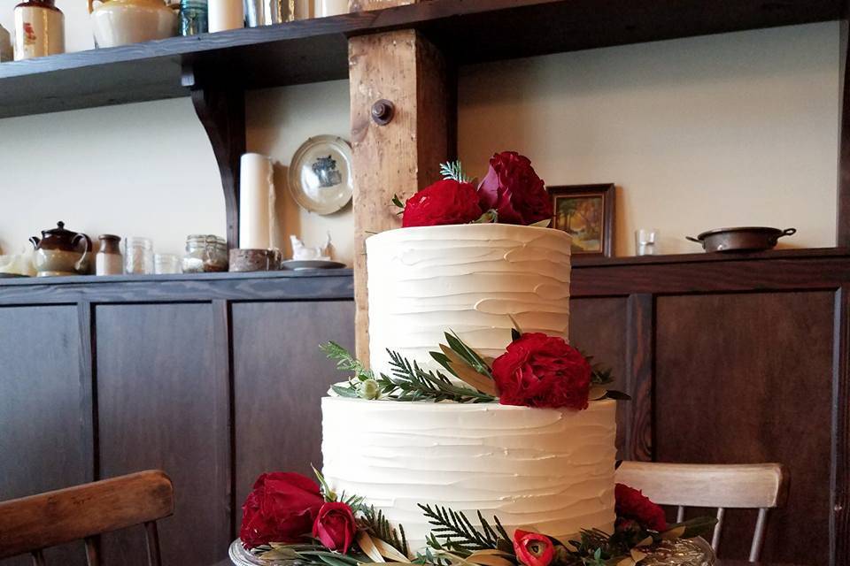 Red roses topped wedding cake